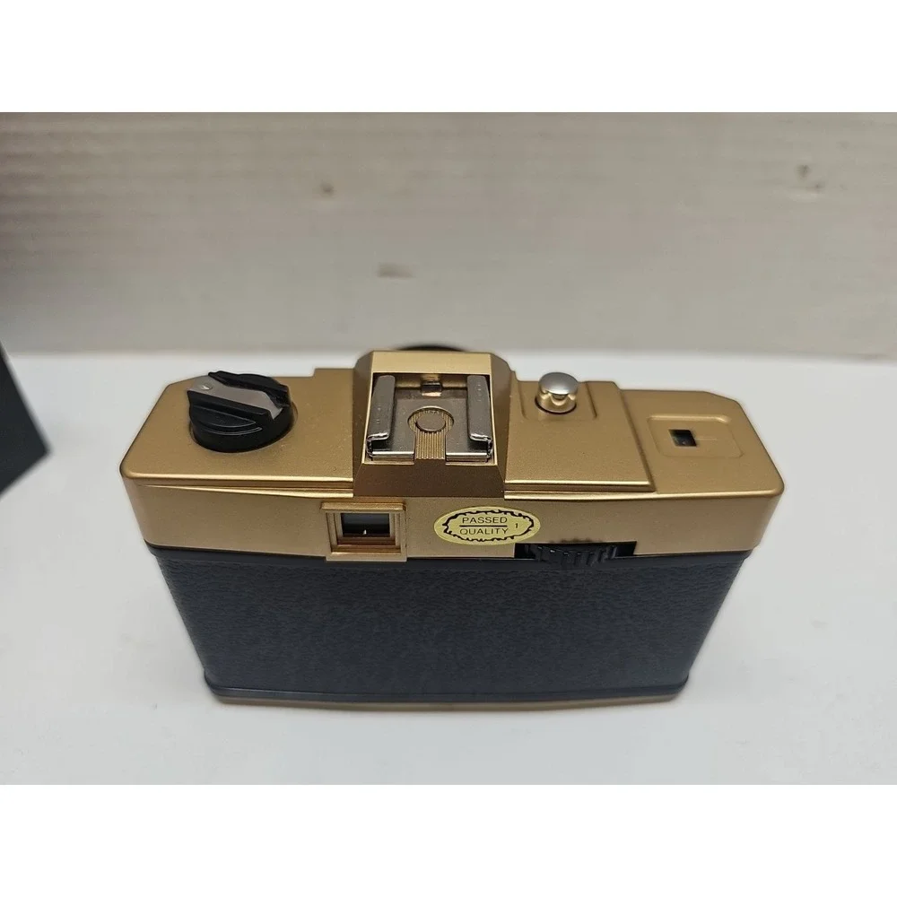 VINTAGE CAESARS ATLANTIC CITY SOUVENIR 35MM FILM CAMERA  GOLD CASE